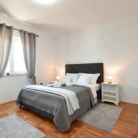 Lana Apartment